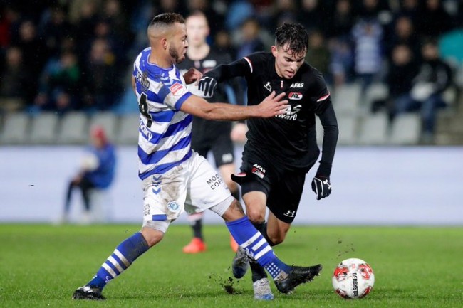 在右肋接应 在右肋接应